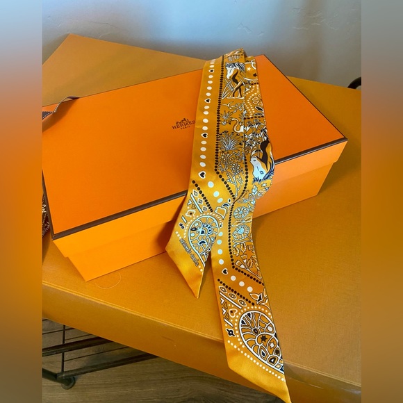Hermes Rare Collector Scarf Silk Twilly
Entre Ciel Et Mer Bandana Pattern Orange - Picture 9 of 13